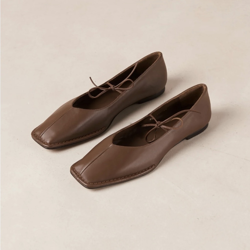 LIKE NEW! Alohas Sway Flats in Chestnut